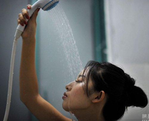 Người mẫu vô danh hé lộ ảnh nâng ngực mong đổi đời - 1