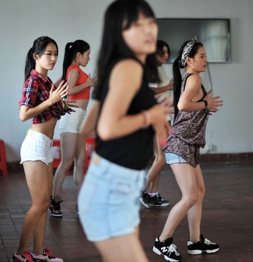 Người mẫu vô danh hé lộ ảnh nâng ngực mong đổi đời - 3