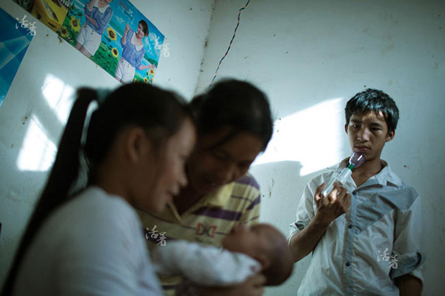 Xiao Minh thì còn vụng về hơn. 17 tuổi để làm cha đối với chàng trai này còn là quá sớm. Bạn bè chưa kết hôn hay đi chơi qua cửa nhà Xiao Minh nhưng không dám vào rủ ông bố trẻ đi cùng. Xiao Minh chỉ biết quay về nhà đọc tiểu thuyết trên điện thoại.
