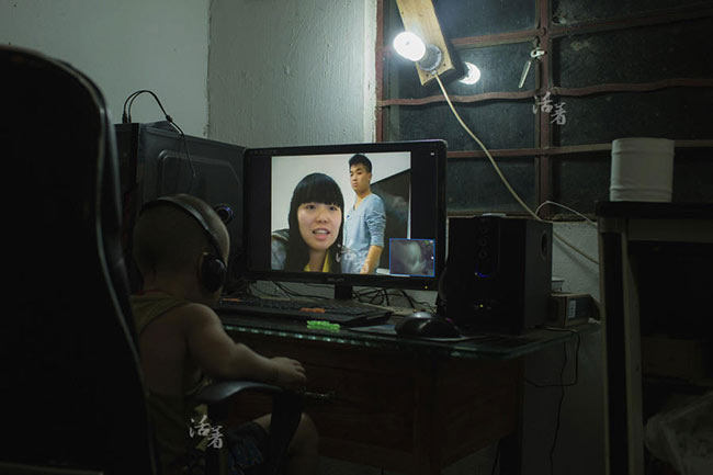 Ling 20 tuổi và chồng đang chat video với con trai 4 tuổi. Cả hai vợ chồng đến Chiết Giang làm việc 2 năm trước đây, để lại con trai cho ông bà chăm sóc. Nhiều cặp vợ chồng trẻ kết hôn sớm, nhanh chóng sinh con rồi lại để con cho cha mẹ để lên đường đi ra ngoài kiếm tiền.
