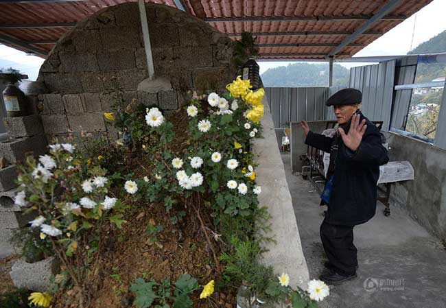 Vài năm trước đây, người dân khu Dazhou, thành phố Wanyuan tỉnh Tứ Xuyên ngày nào cũng bắt gặp hình ảnh hai cụ già nắm tay nhau chầm chậm đi bộ xuống phố mỗi ngày. Vậy nhưng tháng Giêng năm 2014 vừa qua, cụ bà đã qua đời vì tuổi cao sức yếu.

Kể từ khi người vợ đã khuất được chôn cất tại chân núi, cụ ông Jiang Teng-chi dù đã 88 tuổi nhưng mỗi ngày đầu đi bộ gần 10km từ nhà đến mộ vợ. Ông không chỉ mang cơm cho vợ hàng ngày, trò chuyện với nấm mộ và còn nhảy và múa hát trước ngôi mộ của vợ. Hình ảnh ông lão khiến nhiều người cảm thấy xót xa.
