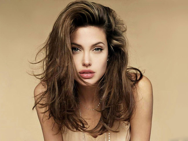 Nữ minh tinh hàng đầu Hollywood, Angelina Jolie luôn được đứng đầu trong các bảng xếp hạng nhan sắc trên thế giới và một trong những yếu tố tạo ra sự quyến rũ “chết người” của cô chính là đôi môi gợi cảm mang thương hiệu Angelina Jolie. 


