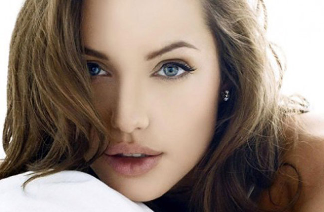 Angelina Jolie sở hữu một đôi môi quyến rũ và gợi cảm nhất thế giới. Dường như màu son đỏ sinh ra là để dành tặng riêng cho cô. 
