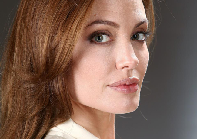 Bí quyết giúp Angelina Jolie có đôi môi mọng căng, tràn trề sức sống đó là khéo léo tạo đường viền môi bằng chì kẻ và kem nền. 
