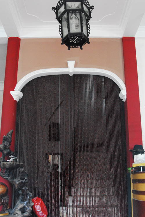 Nhà vườn trắng tinh khôi nổi bật triền đê sông Hồng - 5