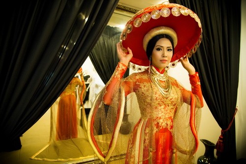 Lạ lẫm với áo dài truyền thống của Nguyễn Thị Loan - 6