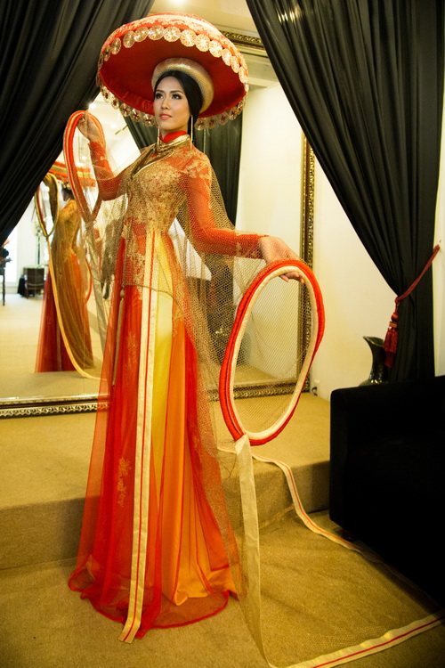 Lạ lẫm với áo dài truyền thống của Nguyễn Thị Loan - 9