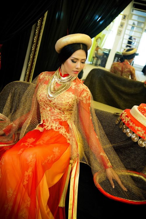 Lạ lẫm với áo dài truyền thống của Nguyễn Thị Loan - 13