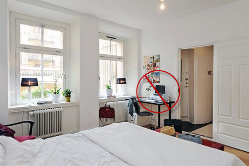 Phong thủy phòng ngủ: Kiêng đặt TV, máy tính gần cửa - 3