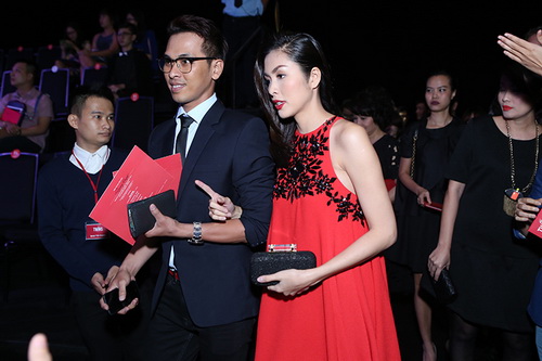 Tăng Thanh Hà mặc váy suông che bụng bầu hút sự tò mò - 2