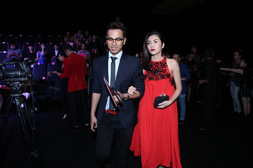 Tăng Thanh Hà mặc váy suông che bụng bầu hút sự tò mò - 3