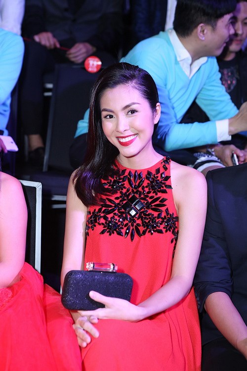 Tăng Thanh Hà mặc váy suông che bụng bầu hút sự tò mò - 6