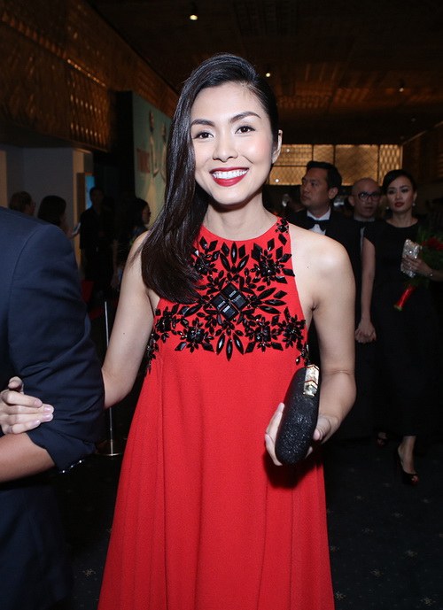 Tăng Thanh Hà mặc váy suông che bụng bầu hút sự tò mò - 8