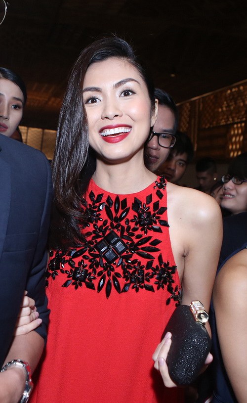 Tăng Thanh Hà mặc váy suông che bụng bầu hút sự tò mò - 9