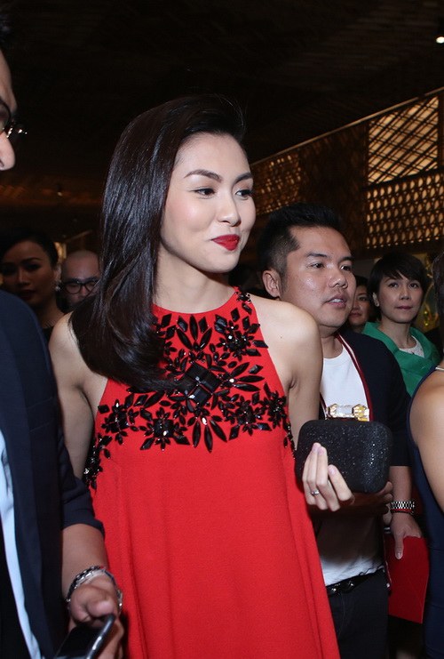 Tăng Thanh Hà mặc váy suông che bụng bầu hút sự tò mò - 10