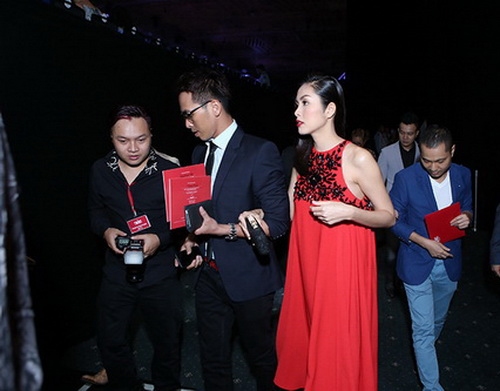 Tăng Thanh Hà mặc váy suông che bụng bầu hút sự tò mò - 1