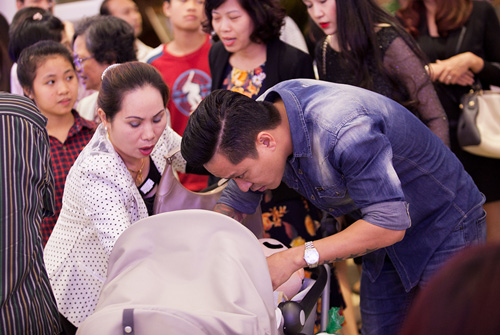 Tuấn Hưng cùng vợ làm đầy tháng cho con trai Su Hào - 3