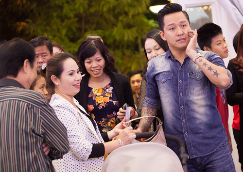 Tuấn Hưng cùng vợ làm đầy tháng cho con trai Su Hào - 4