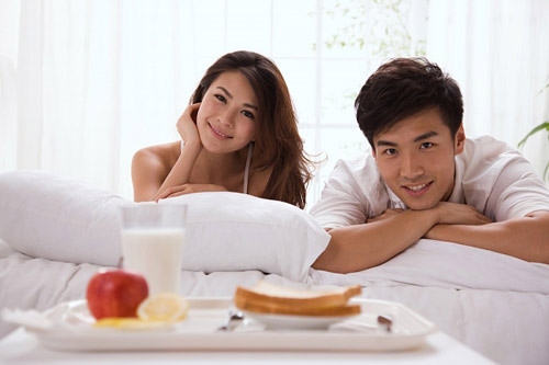 Luôn sợ mất chồng vì anh giàu lại đẹp - 1