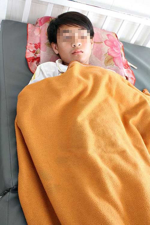 Một học sinh lớp 8 uống thuốc sâu tự tử ngay tại trường - 1