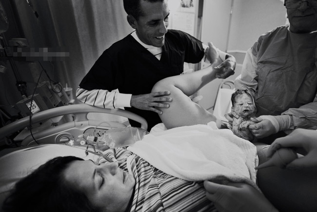 Và cuối cùng bé Fiona đã chào đời an toàn bằng phương pháp đẻ thường. Ca sinh nở ngoài sự có mặt của các y bác sĩ còn có cả chồng và người thân sản phụ.
