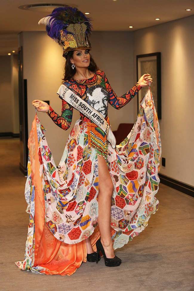 Trang phục dân tộc của Hoa hậu Nam Phi, Rolene Strauss  tổng hợp rất nhiều văn hóa. Ngoài việc được in họa tiết của người  Ndebele và Zulu thì chiếc váy còn in hình ảnh của cố tổng thống Nam Phi,  Nelson Mandela.
