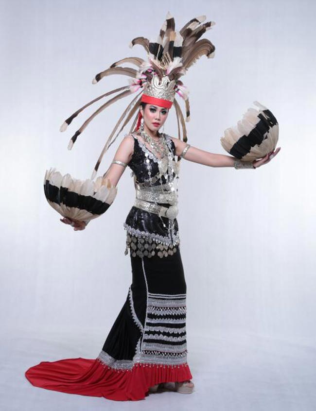 Trang phục dân tộc của Hoa hậu Malaysia có tên là “The Borneo Queen of Hornbill”. Nó bao gồm một chiếc váy dài kumang của người Bidayuh, vương miện kim loại được trang trí lông chim cắt từ vùng Lunbawang.
