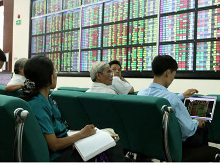 VN-Index đột ngột giảm sâu, nhà đầu tư đổ tiền bắt đáy - 1