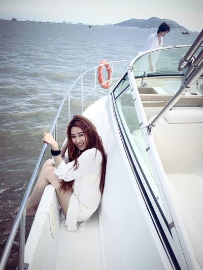 Ngân Khánh xinh tươi, nhí nhảnh trên du thuyền - 1