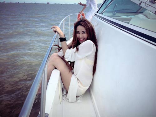 Ngân Khánh xinh tươi, nhí nhảnh trên du thuyền - 2