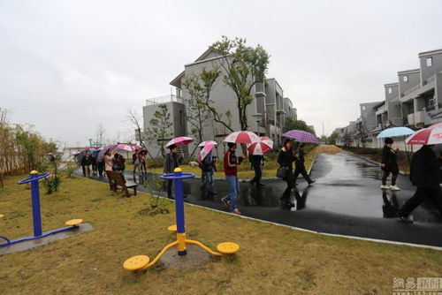 Đại gia bỏ trăm tỷ xây biệt thự cho người nghèo - 7