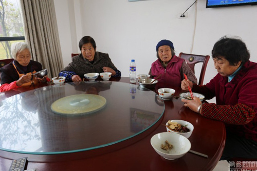 Đại gia bỏ trăm tỷ xây biệt thự cho người nghèo - 10