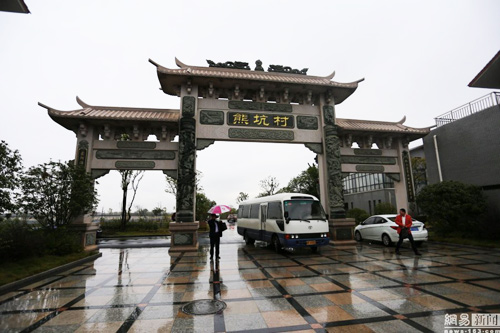 Đại gia bỏ trăm tỷ xây biệt thự cho người nghèo - 2