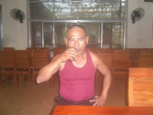 “Dị nhân” Quảng Bình “ăn” thủy tinh, nuốt dao lam - 1