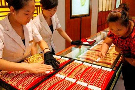 Ngân hàng hạ giá mua USD, vàng vẫn giảm nhỏ giọt - 1