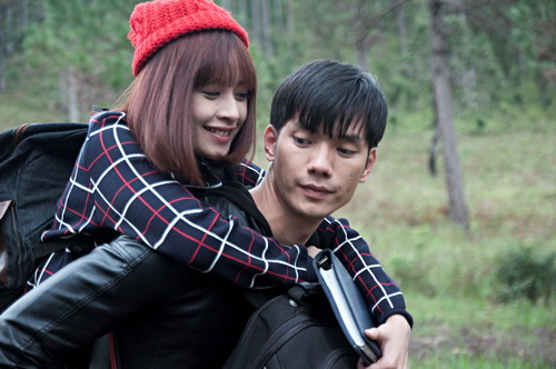 Chi Pu quot;gây sốtquot; khi được Nhan Phúc Vinh cõng trên vai - 13