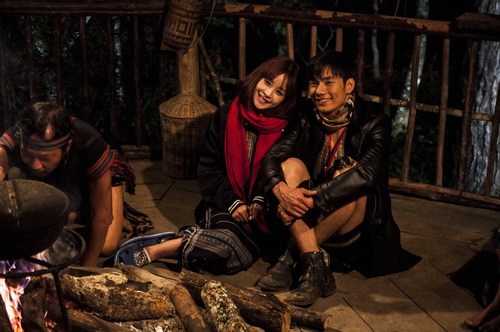 Chi Pu quot;gây sốtquot; khi được Nhan Phúc Vinh cõng trên vai - 16