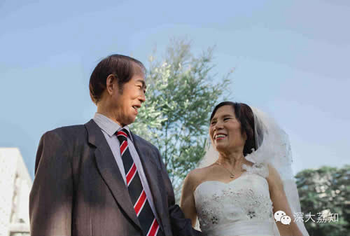 Vợ chồng 70 tuổi chụp ảnh cưới trong trường học - 2