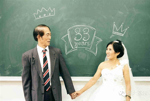 Vợ chồng 70 tuổi chụp ảnh cưới trong trường học - 1