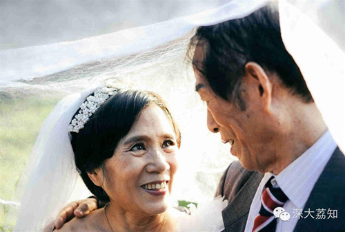 Vợ chồng 70 tuổi chụp ảnh cưới trong trường học - 3