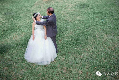 Vợ chồng 70 tuổi chụp ảnh cưới trong trường học - 4