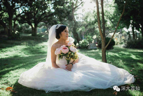 Vợ chồng 70 tuổi chụp ảnh cưới trong trường học - 5