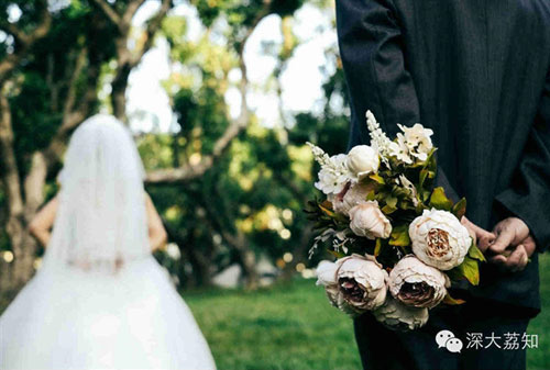 Vợ chồng 70 tuổi chụp ảnh cưới trong trường học - 7