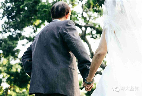 Vợ chồng 70 tuổi chụp ảnh cưới trong trường học - 8