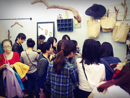 Thứ Sáu đen: Chen chúc quot;bẹp ruộtquot; vì hàng giảm giá - 7