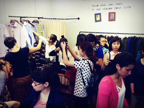 Thứ Sáu đen: Chen chúc quot;bẹp ruộtquot; vì hàng giảm giá - 6