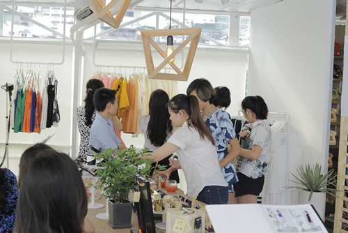 Thứ Sáu đen: Chen chúc quot;bẹp ruộtquot; vì hàng giảm giá - 9