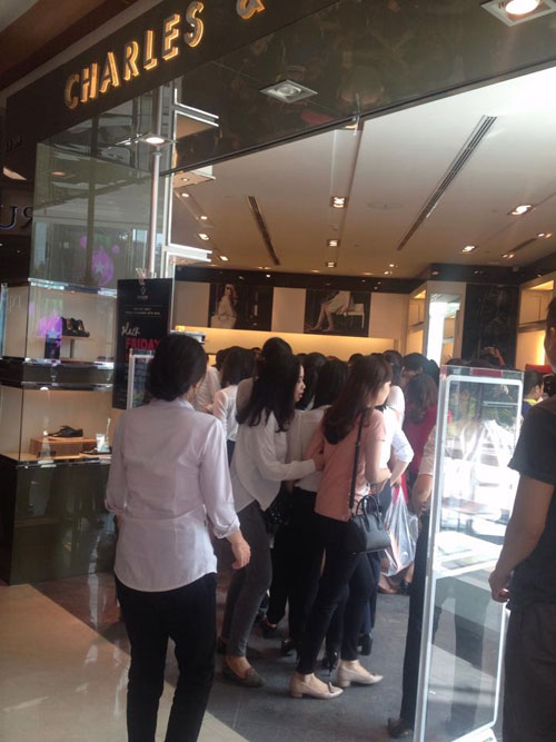 Thứ Sáu đen: Chen chúc quot;bẹp ruộtquot; vì hàng giảm giá - 5