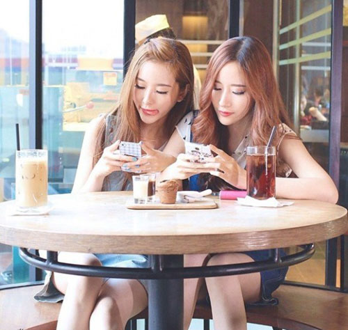Cặp chị em song sinh tạo #039;sóng#039; vì giống hệt mỹ nữ Hàn - 5