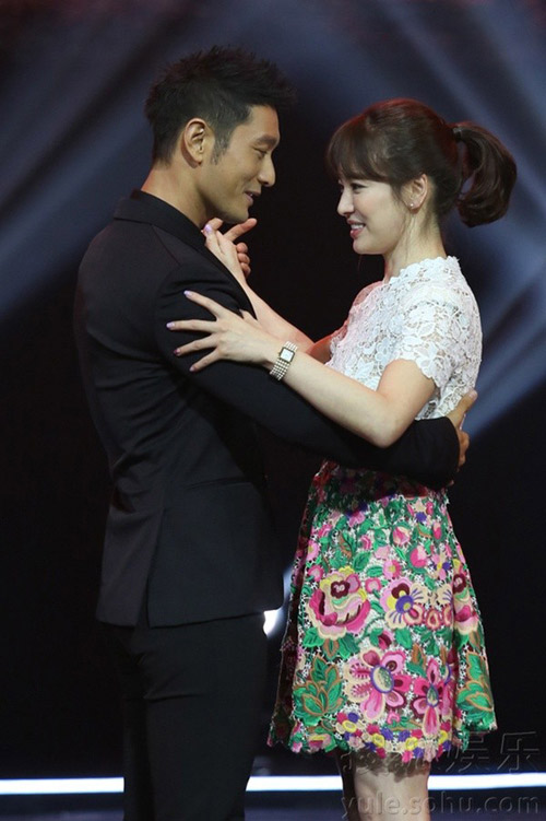 Song Hye Kyo mặt lạnh lùng bên Chương Tử Di - 8